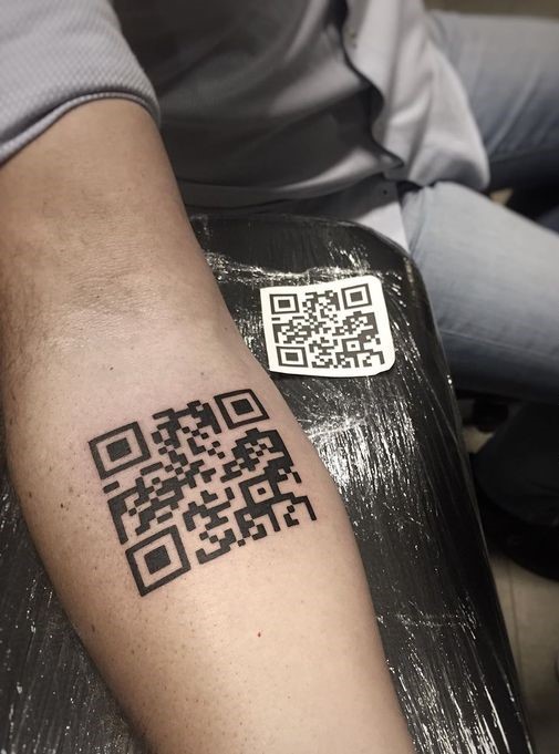 Hình xăm mã QR trên cánh tay, phong cách blackwork, chi tiết rõ nét, ảnh chất lượng HD.