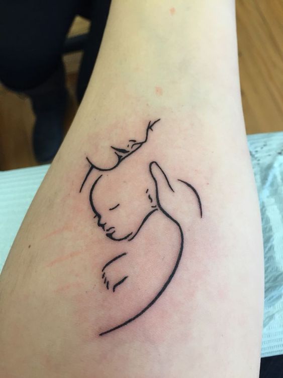 phong cách xăm đơn giản hình mẹ ôm con yêu thương Hình xăm mini trên tay, phong cách blackwork, đường nét tinh tế, ảnh độ phân giải HD.