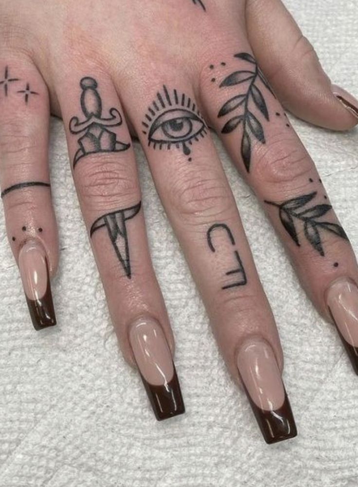 nghệ thuật xăm ngón tay đầy phong cách Hình xăm mini blackwork trên ngón tay, họa tiết mắt và hoa, chi tiết rõ nét, phong cách tối giản, ảnh HD.