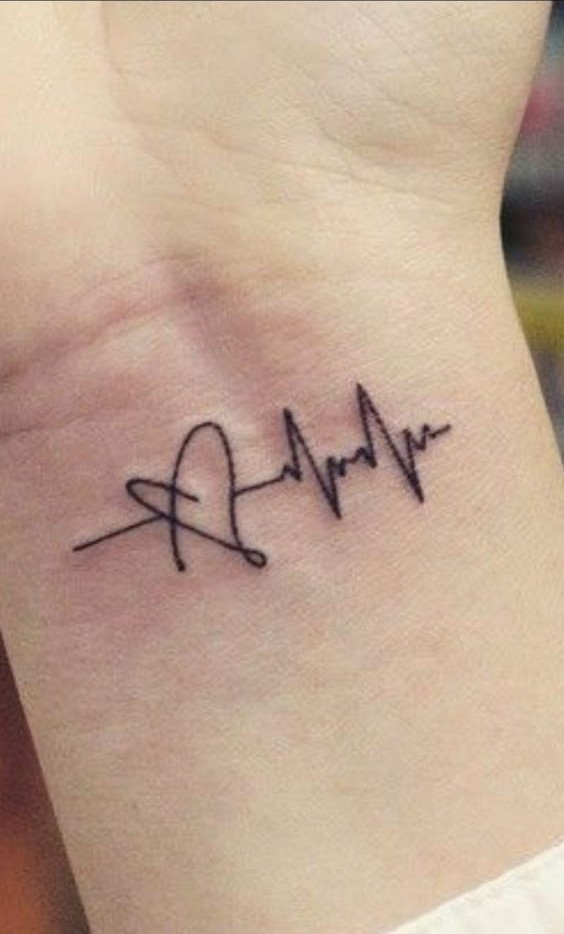 Hình xăm nhịp tim nhỏ trên cổ tay, phong cách blackwork, độ phân giải HD.