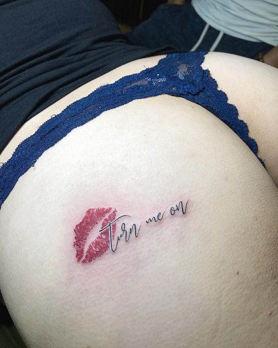 quyến rũ với mẫu tattoo nụ hôn trên mông Hình xăm nụ hôn và chữ ở hông, phong cách tối giản, độ chi tiết sắc nét, ảnh HD.