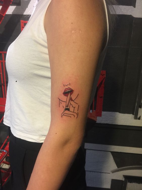 sáng tạo với kiểu tattoo nụ hôn trên tay Hình xăm môi và ngón tay phong cách tối giản trên cánh tay, ảnh chất lượng HD.