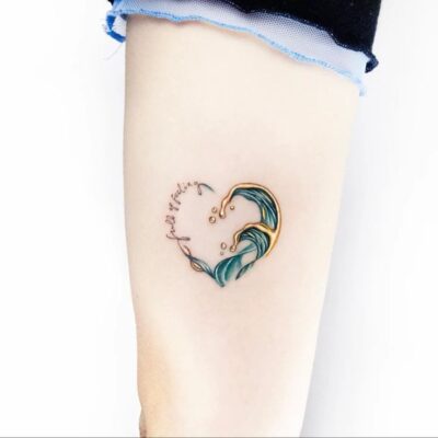 sóng nước tạo thành trái tim siêu đẹp Hình xăm mini sóng nước trên tay, phong cách màu nước, chi tiết sắc nét, độ phân giải HD.