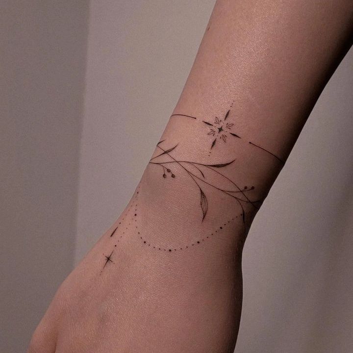 Hình xăm hoa văn tinh tế trên cổ tay, phong cách blackwork, chi tiết sắc nét, độ phân giải HD.