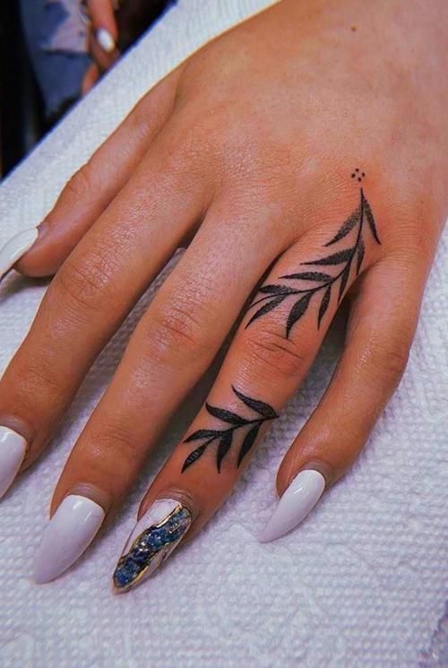 sự tinh tế và đơn giản hiện diện trên ngón tay Hình xăm lá nghệ thuật trên ngón tay, phong cách blackwork chi tiết, ảnh HD sắc nét.