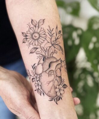 sự kết hợp giữa trái tim và hoa lá Hình xăm hoa và tim trên cánh tay, phong cách blackwork, chi tiết, ảnh HD.