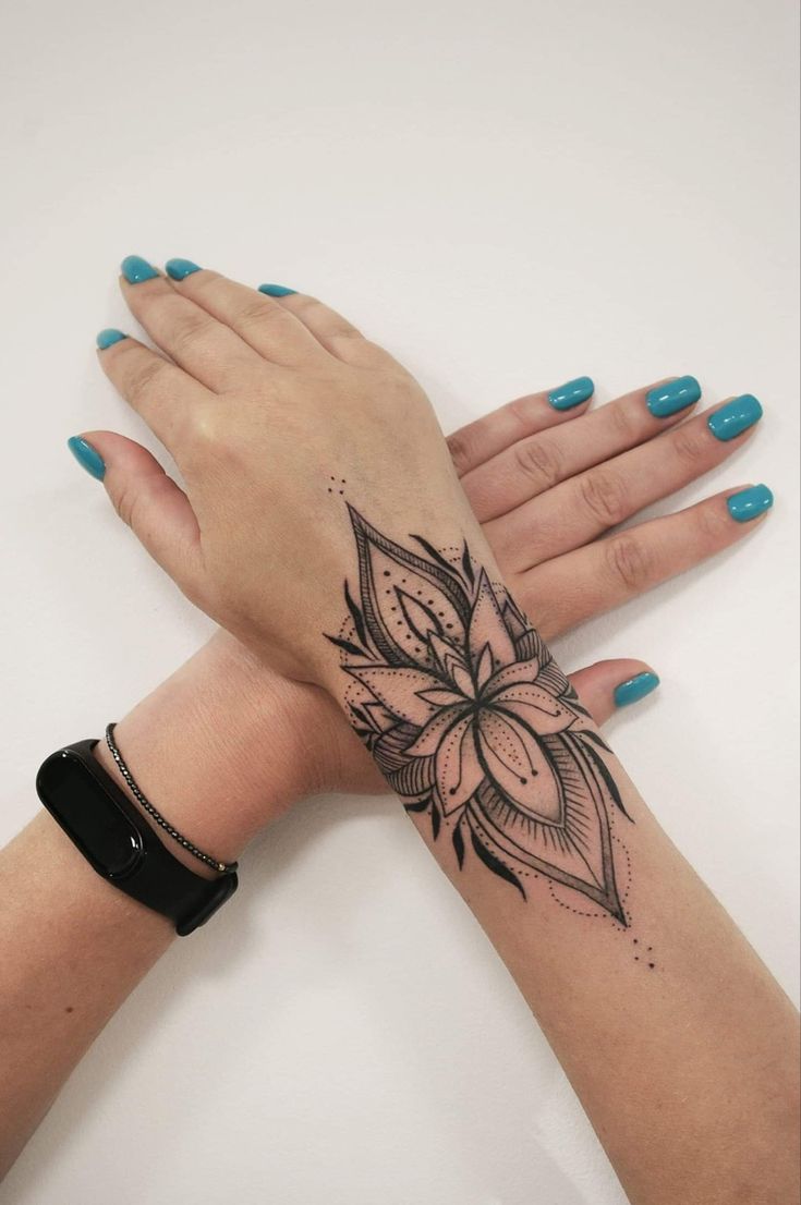 Hình xăm hoa trên tay, phong cách blackwork, chi tiết, ảnh HD.