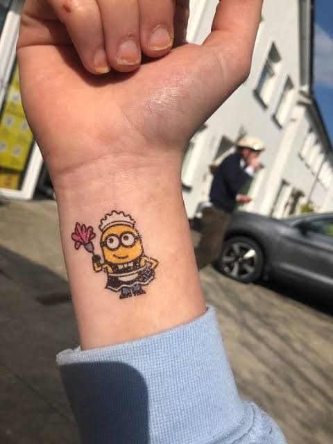 gây ấn tượng bằng hình xăm minion trên cổ tay Hình xăm mini nhân vật hoạt hình trên cổ tay, phong cách màu sắc, độ chi tiết cao, ảnh HD.