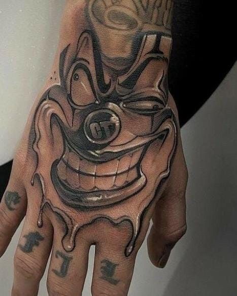 Hình xăm hề phong cách blackwork trên tay chi tiết rõ nét, độ phân giải HD.