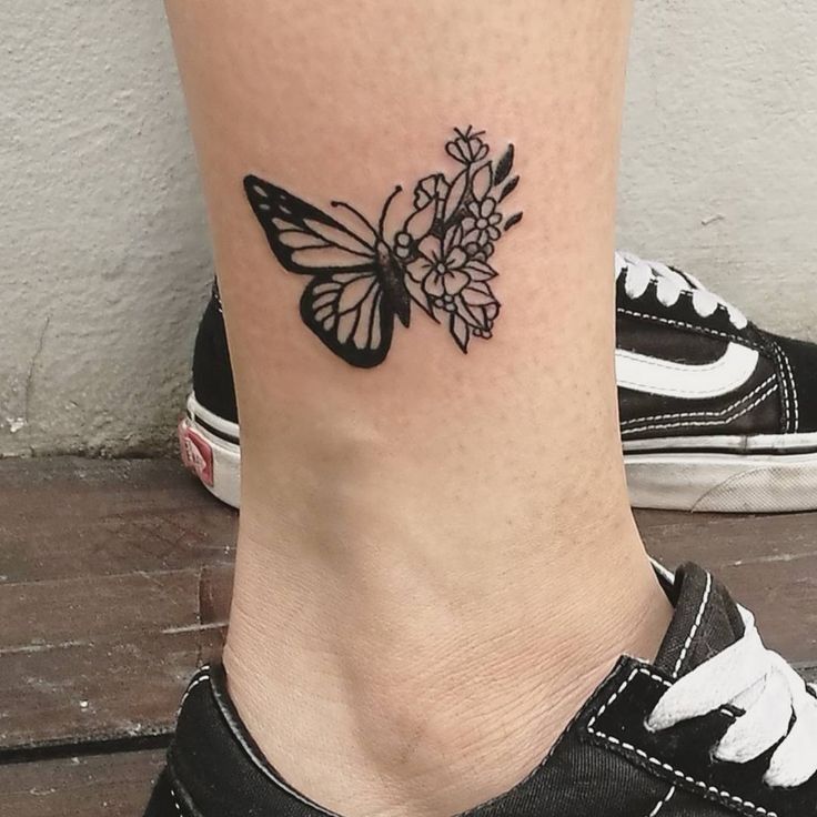 Hình xăm bướm và hoa phong cách blackwork ở mắt cá chân, chi tiết rõ nét, độ phân giải HD.