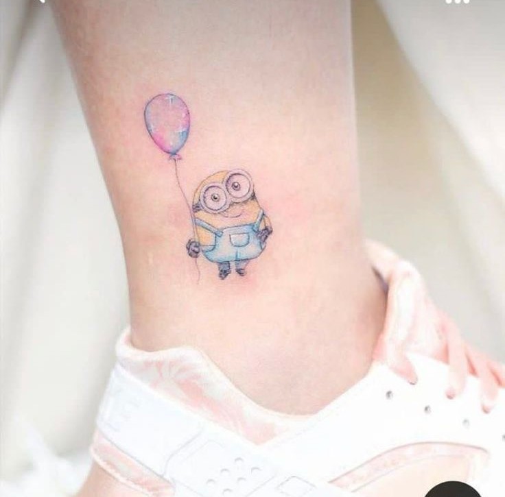 nhấn mạnh bằng tattoo đáng yêu ở cổ chân Hình xăm nhân vật hoạt hình mini trên mắt cá chân, phong cách màu nước, chi tiết sắc nét, ảnh HD.