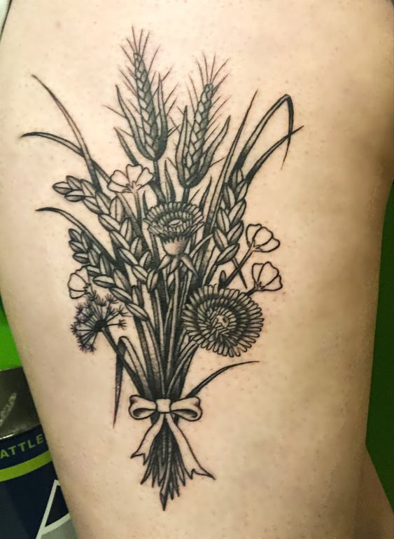 Tattoo bó lúa lớn trải rộng trên lưng Hình xăm bó hoa phong cách blackwork trên bắp tay, chi tiết rõ nét, độ phân giải HD.