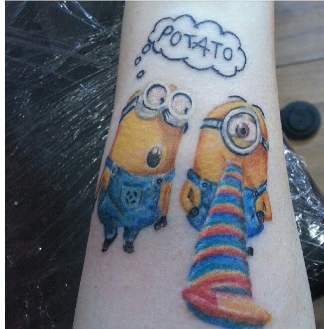tattoo Bob và Stuart vui nhộn Hình xăm Minions trên cánh tay, phong cách hoạt hình, màu sắc tươi sáng, độ phân giải HD.