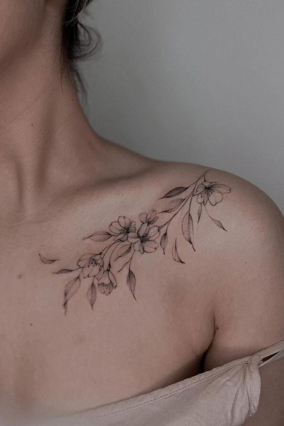 Xăm hoa đơn sắc trên vai Hình xăm hoa phong cách blackwork trên vai, chi tiết tinh tế. Độ phân giải HD.