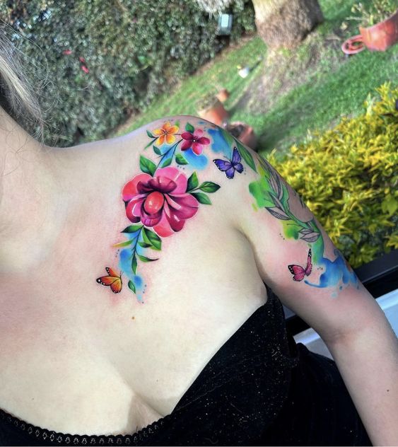 Tattoo bông hoa ở vai rực rỡ sắc màu Hình xăm hoa màu nước trên vai, phong cách sống động, chi tiết sắc nét, ảnh HD.