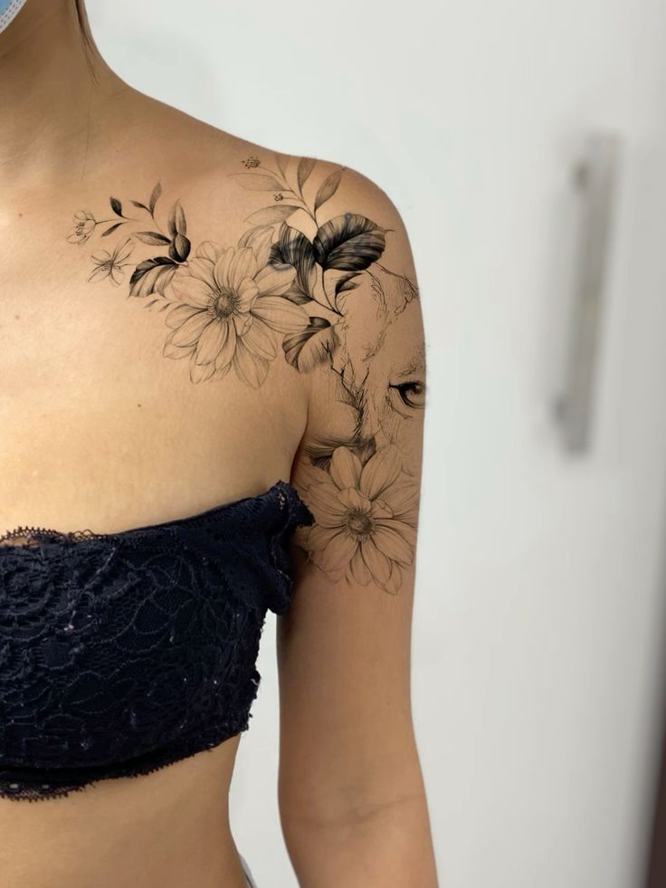 Tattoo bông hoa ở vai hòa hợp Hình xăm hoa trên vai với phong cách blackwork, chi tiết sắc nét, độ phân giải HD.