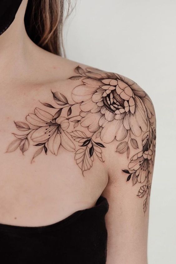 Tattoo hoa mẫu đơn đen trắng chất lượng Hình xăm hoa trên vai, phong cách blackwork, chi tiết, ảnh HD.