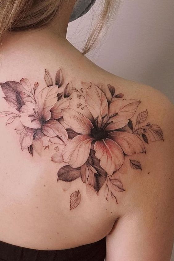 Tattoo bông hoa ở vai thanh thoát Hình xăm hoa trên vai, phong cách blackwork, chi tiết tinh tế, ảnh chất lượng HD.