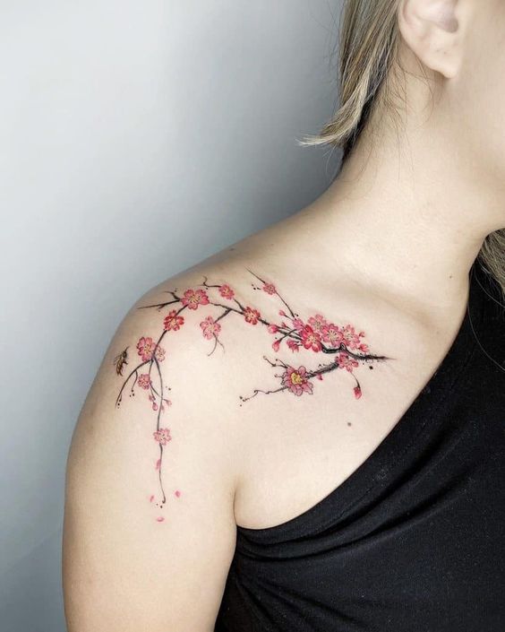 Tattoo bông hoa ở vai tươi sáng Hình xăm hoa anh đào trên vai, phong cách màu nước, chi tiết tinh tế, ảnh phân giải HD.