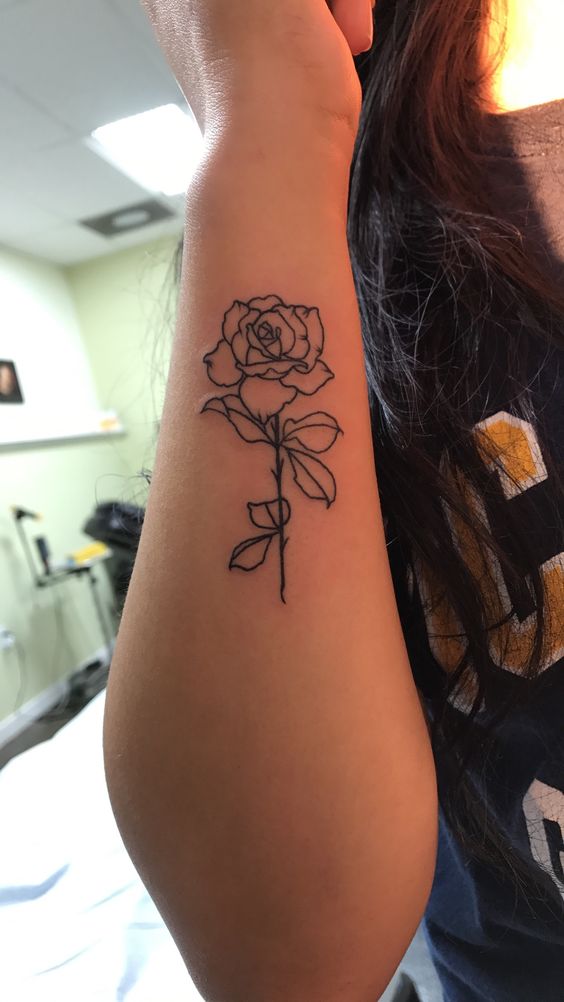 Hình xăm hoa hồng trên cánh tay, phong cách blackwork, chi tiết rõ nét, ảnh HD.