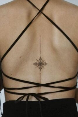 Hình xăm hình học tinh tế trên lưng, phong cách blackwork, độ phân giải HD.
