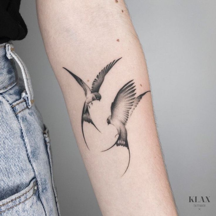 Hình xăm đôi chim trên tay, phong cách blackwork, độ chi tiết cao, ảnh HD.