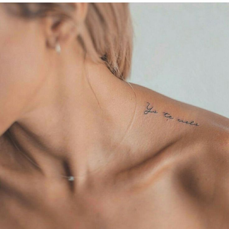tattoo câu chữ mini đơn giản ở vai Hình xăm chữ mini trên vai, phong cách tinh tế, ảnh chi tiết HD.