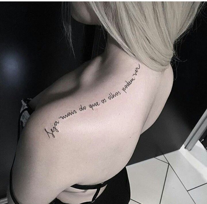 tattoo câu nói ý nghĩa ở vai Hình xăm chữ chạy dọc vai, phong cách tối giản, độ phân giải HD, chi tiết rõ nét.