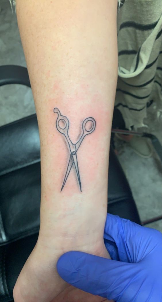 tattoo cây kéo đơn giản Hình xăm kéo trên cổ tay, phong cách blackwork, chi tiết rõ nét, ảnh HD.