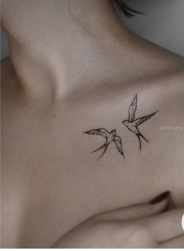 Hình xăm chim nhỏ trên vai, phong cách blackwork, chi tiết, ảnh HD.