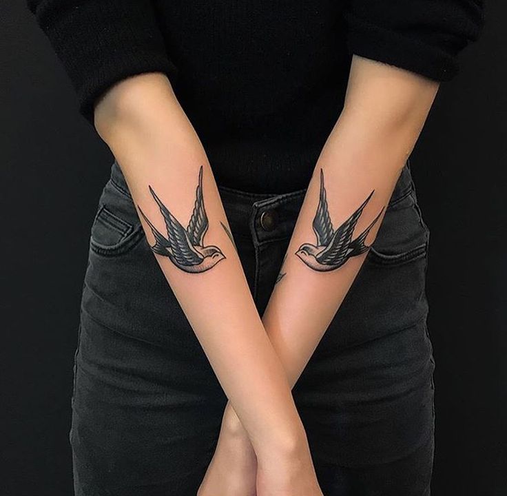 Hình xăm chim ở cẳng tay, phong cách blackwork, chi tiết rõ nét, độ phân giải cao.