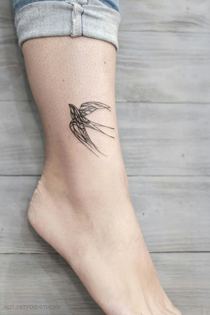 Hình xăm chim mini ở mắt cá chân, phong cách blackwork, chi tiết rõ nét, ảnh HD.