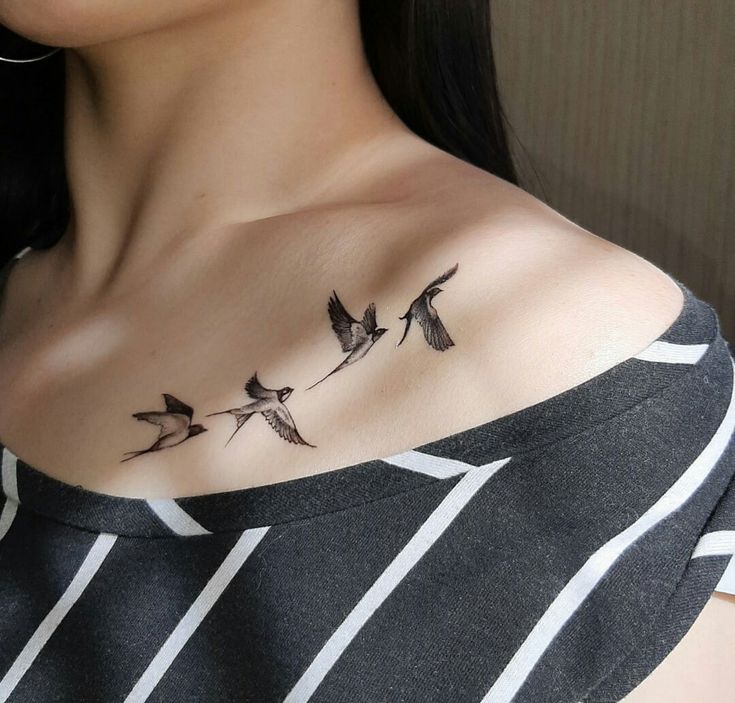 Hình xăm chim ở vai, phong cách blackwork, chi tiết tinh tế, ảnh HD.