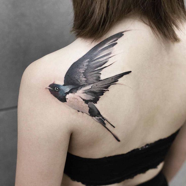 Hình xăm chim nhạn trên vai, phong cách blackwork chi tiết, độ phân giải HD.