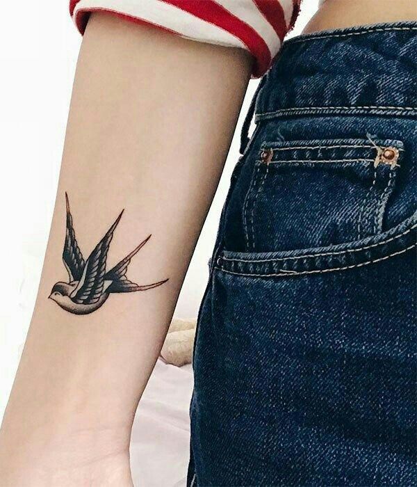 Hình xăm chim én trên tay, phong cách cổ điển, chi tiết rõ nét, độ phân giải HD.