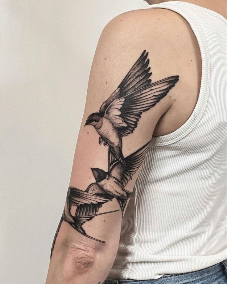 Hình xăm chim trên cánh tay, phong cách blackwork chi tiết, độ phân giải HD.