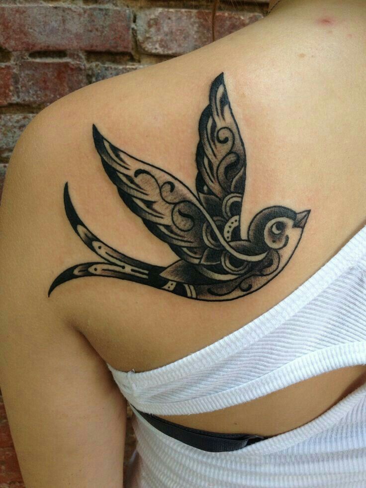 Hình xăm chim phong cách blackwork trên vai, chi tiết rõ nét, ảnh HD.
