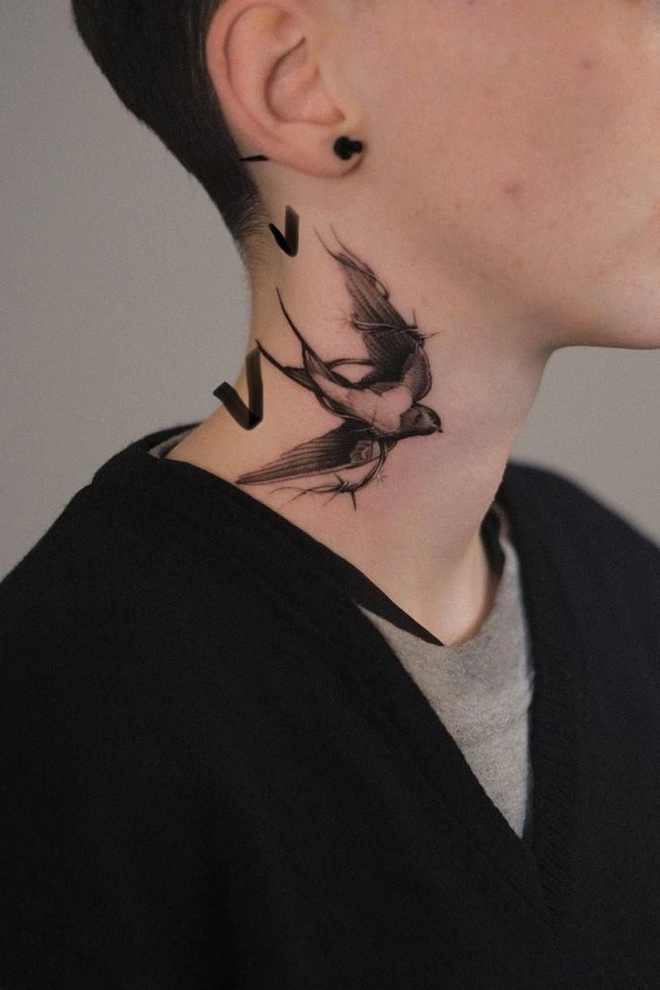 Hình xăm chim én trên cổ, phong cách blackwork chi tiết, độ phân giải HD.