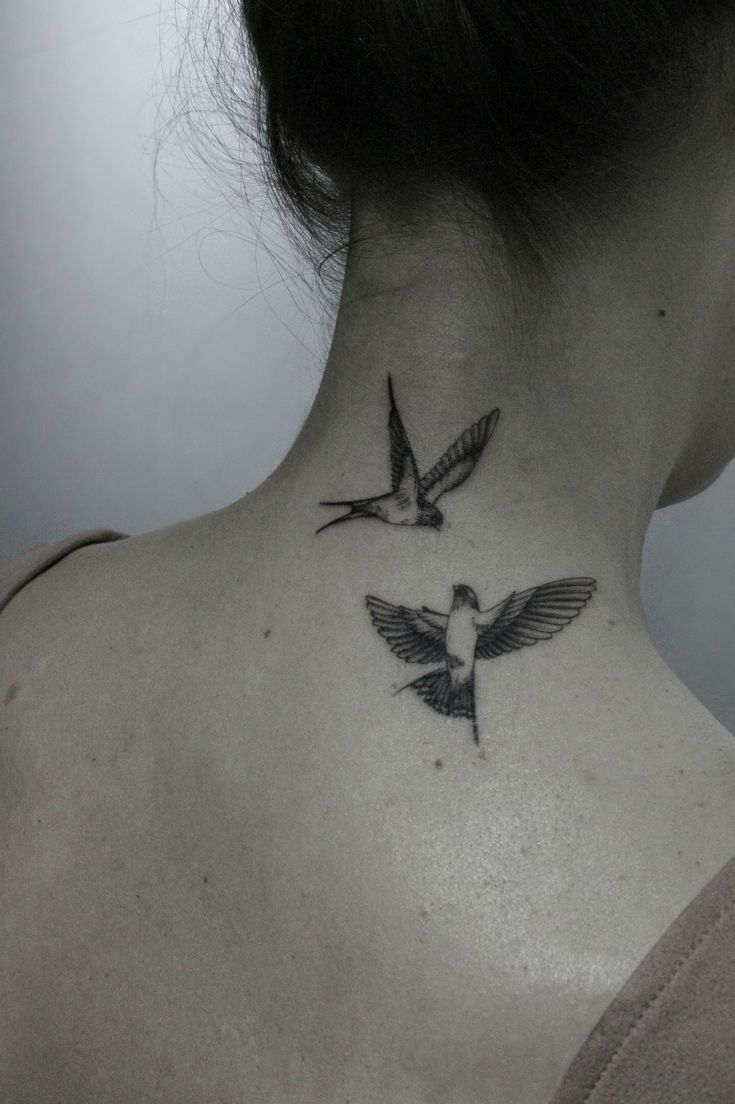 Hình xăm chim ở gáy, phong cách blackwork, chi tiết rõ nét, ảnh HD.