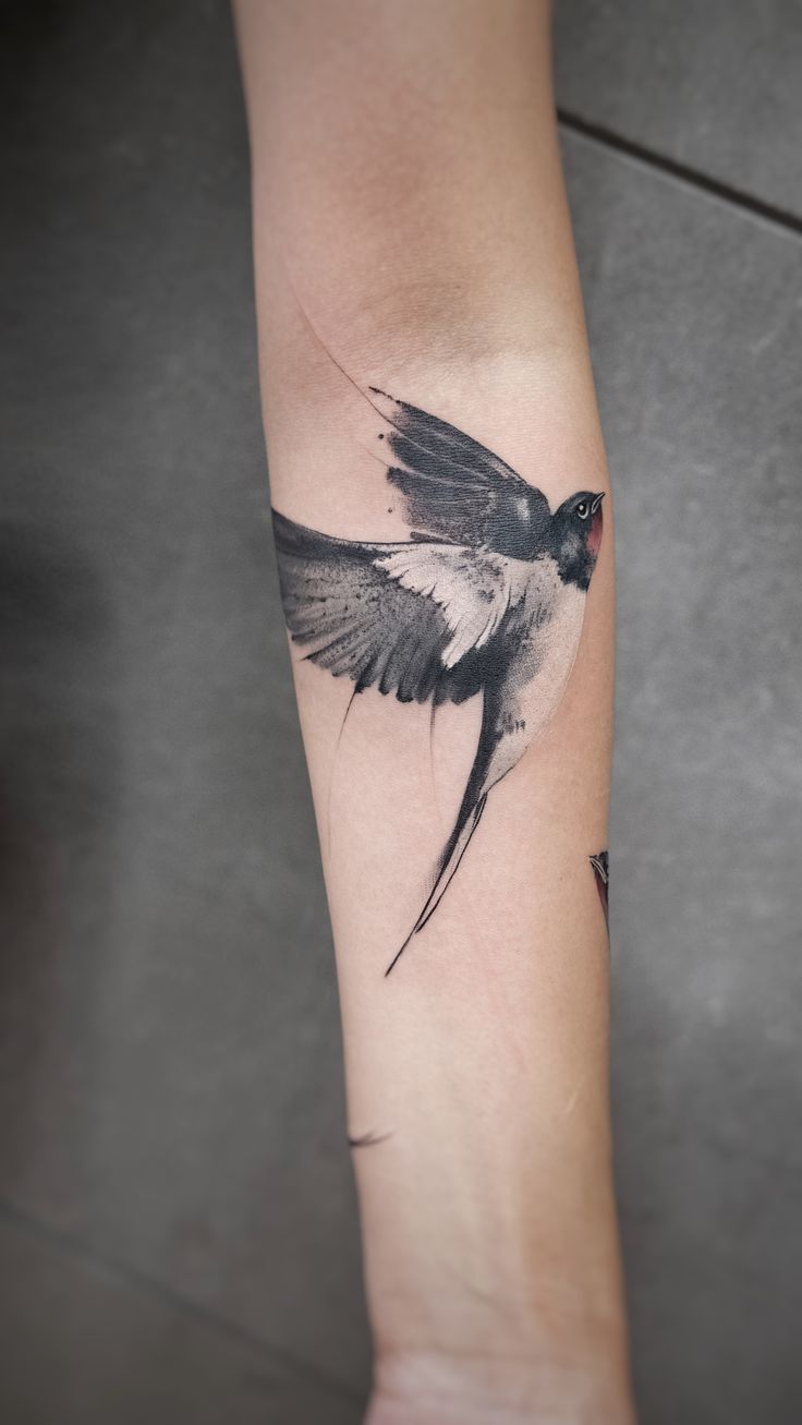 Hình xăm chim én trên tay, phong cách blackwork, chi tiết sắc nét, độ phân giải HD.