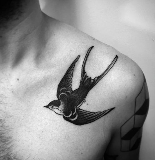 Hình xăm chim én blackwork trên vai, phong cách cổ điển, độ chi tiết cao, ảnh HD.