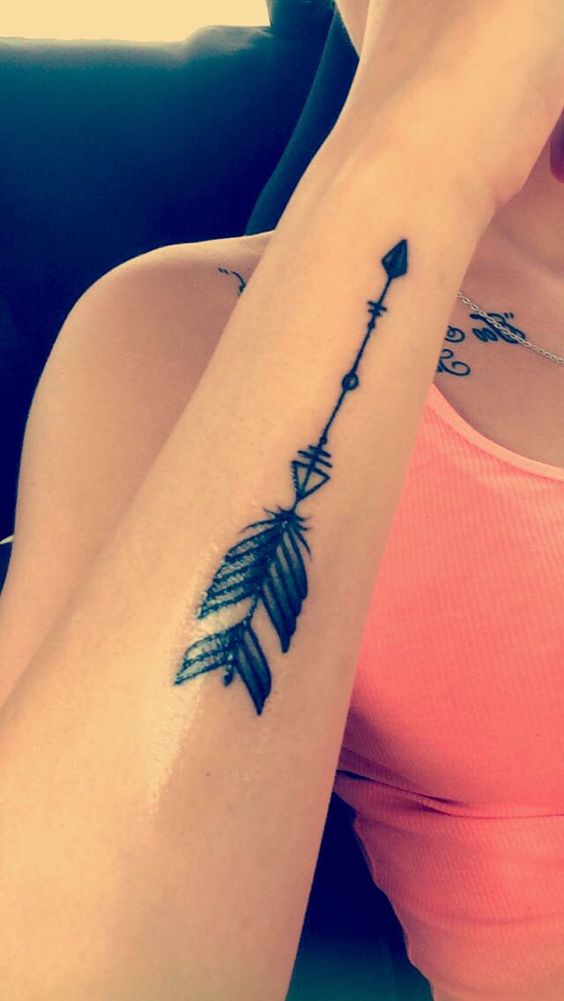 tattoo dành cho phái đẹp Hình xăm mũi tên trên cánh tay, phong cách blackwork, chi tiết rõ nét, ảnh chất lượng HD.