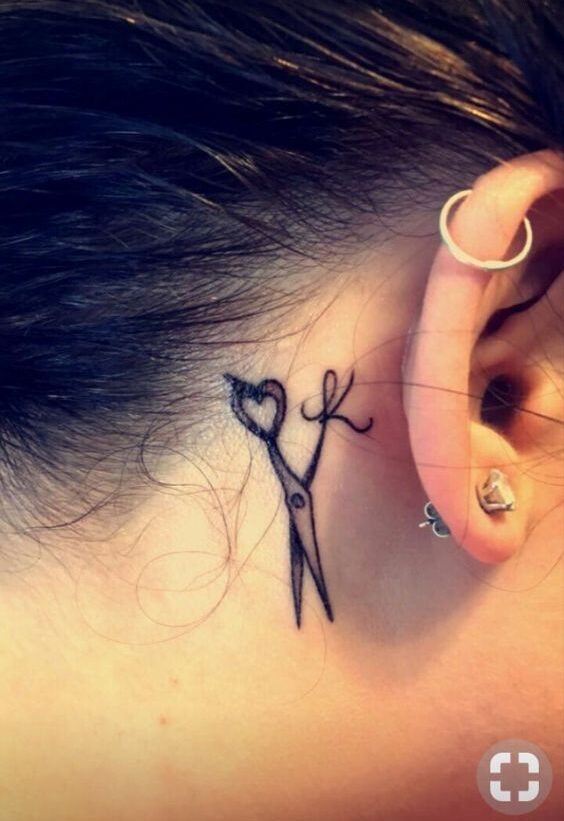 tattoo cây kéo sau tai đơn giản Hình xăm kéo mini sau tai, phong cách blackwork, chi tiết đơn giản, ảnh HD.