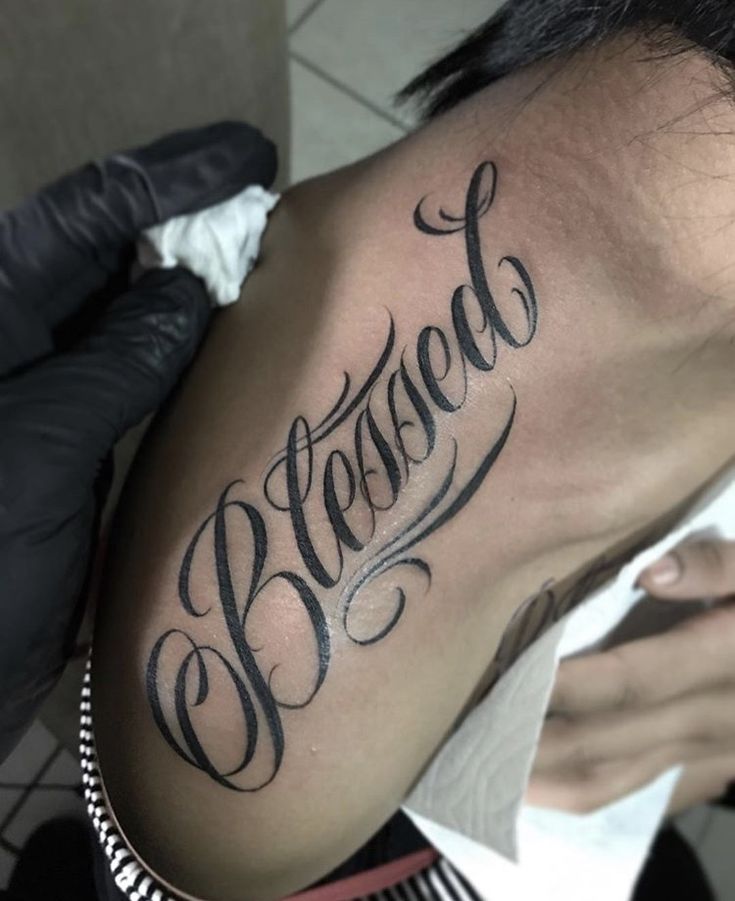 tattoo chữ ở vai cực chất Hình xăm chữ "Blessed" phong cách blackwork trên vai, chi tiết rõ nét, ảnh HD.