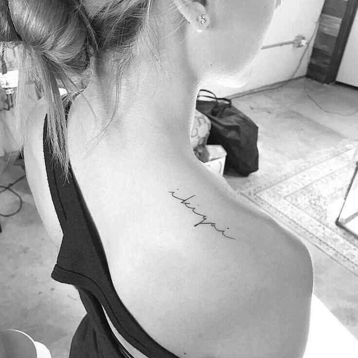 tattoo chữ ở vai mini siêu đẹp Hình xăm chữ tối giản trên vai, phong cách blackwork, ảnh đen trắng, độ phân giải HD.