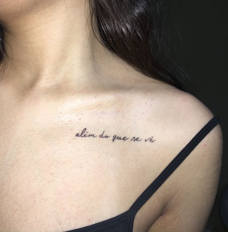 tattoo chữ ở vai mini ý nghĩa Hình xăm chữ vai, phong cách chữ viết tay, chi tiết tinh tế, ảnh HD.