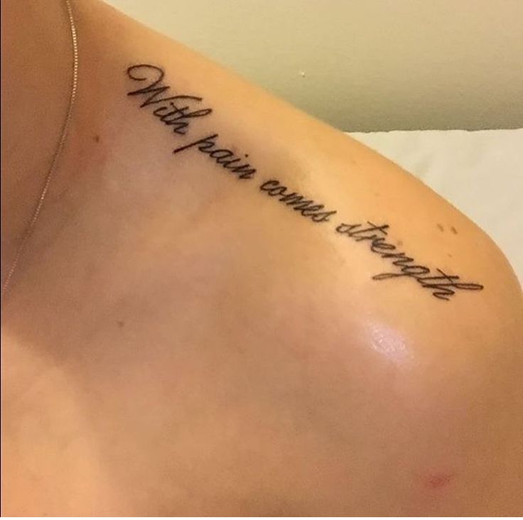 tattoo chữ ở vai truyền tải thông điệp cuộc sống Hình xăm chữ trên vai, phong cách chữ viết tay, độ phân giải HD, thể hiện thông điệp ý nghĩa.