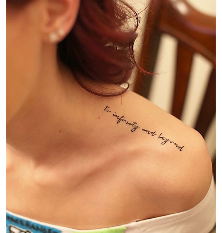 tattoo chữ ở vai mang ý nghĩa Hình xăm chữ trên vai phong cách tối giản, độ phân giải HD, nội dung "to infinity and beyond".