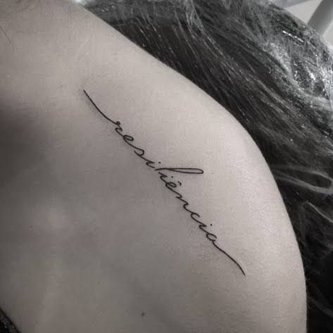 tattoo chữ tiếng Anh cực đẹp ở vai Hình xăm chữ "resiliência" phong cách tối giản trên vai, ảnh HD, chi tiết rõ nét.