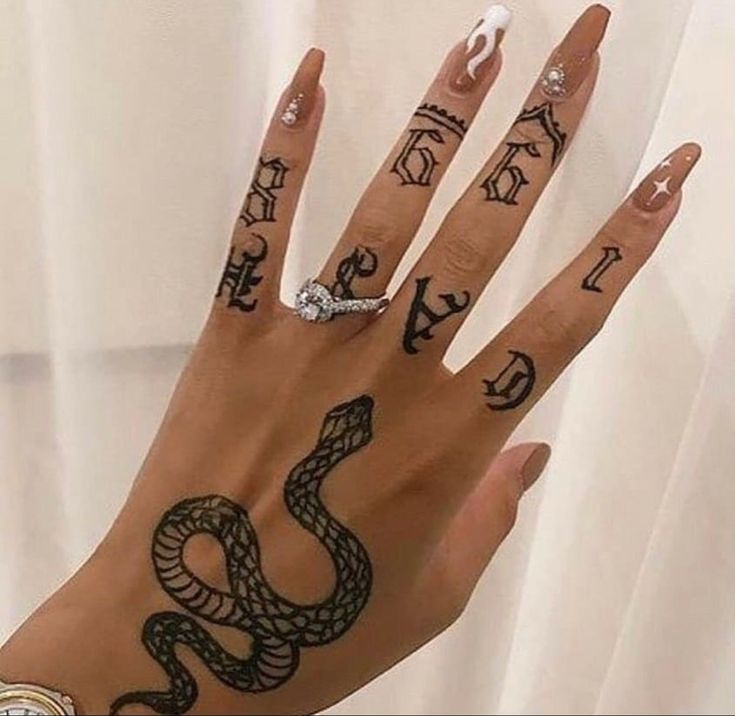 hình xăm chữ và số trên ngón tay Hình xăm rắn blackwork trên tay với chữ gothic, chi tiết rõ nét, ảnh HD.